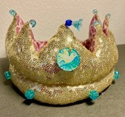 Bild von Krone aus Stoff mit Pailletten und Perlen